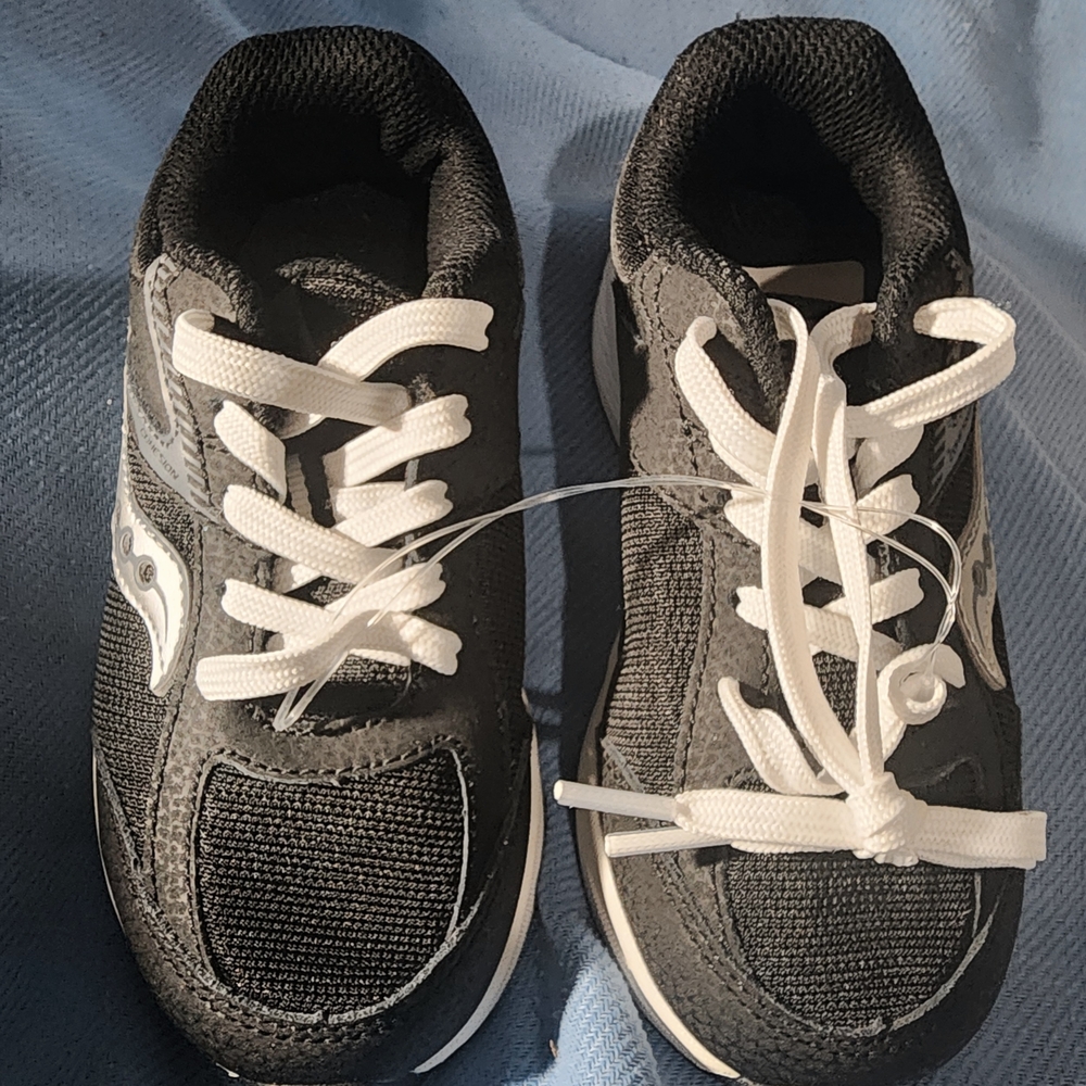 New --Cohesion KDZ' by Saucony --Black/white Sneaker BOYS size 10.5